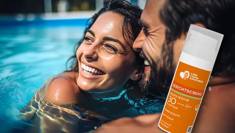 Bild_mit_einem_jungen_lachenden_Paerchen_aus_Mann_und_Frau_in_einem_Swimmingpool_sowie_der_Produktabbildung_einer_Gesichtscreme_mit_Lichtschutzfaktor_30
