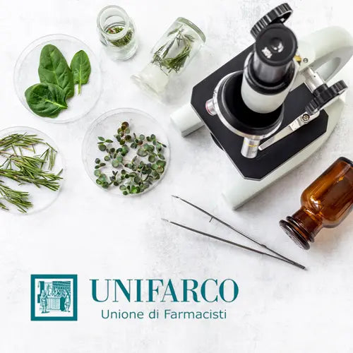 Das_Jahr_2020_mit_Bild_von_einem_Mikroskop_verschiedenen_Flaeschchen_und_Petrischalen_und_dem_Logo_der_Firma_Unifarco