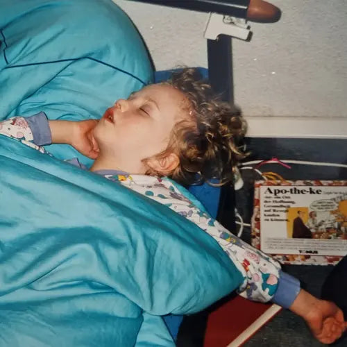 Das_Jahr_1995_mit_Bild_der_Inhaberin_Svea_Nadine_Rockstroh_des_Onlineshop_auf_dem_du_gerade_bist_als_Kind_schlafend_im_Bett_liegend