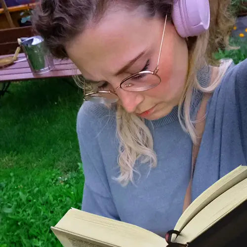 Das_Jahr_2016_mit_Bild_der_Inhaberin_Svea_Nadine_Rockstroh_des_Onlineshop_auf_dem_du_gerade_bist_als_Studentin_mit_Brille_kopfhoerern_und_einem_Buch_das_sie_gerade_liest_und_auf_einer_wiese_sitzt