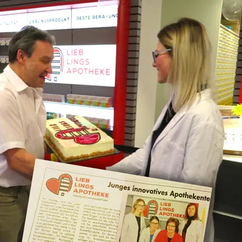Das_Jahr_2018_mit_Bild_der_Inhaberin_Svea_Nadine_Rockstroh_des_Onlineshop_auf_dem_du_gerade_bist_bei_der_Eroeffnung_ihrer_Apotheke_mit_gratulation_und_einer_torte_ueberreicht_vom_Buergermeister_der_Stadt_Re