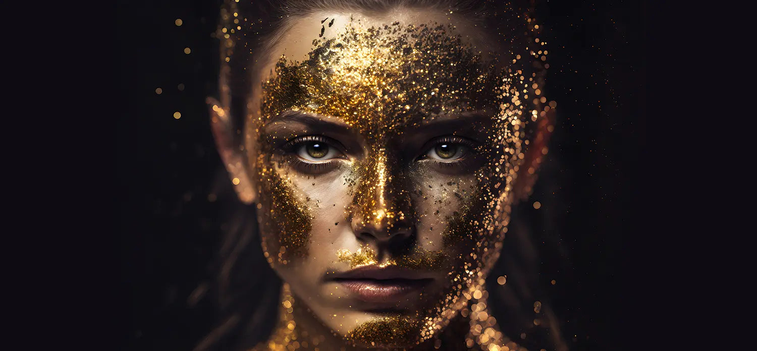 Frauengesicht_auf_schwarzem_Hintergrund_mit_goldenem_Glitter_im_Gesicht